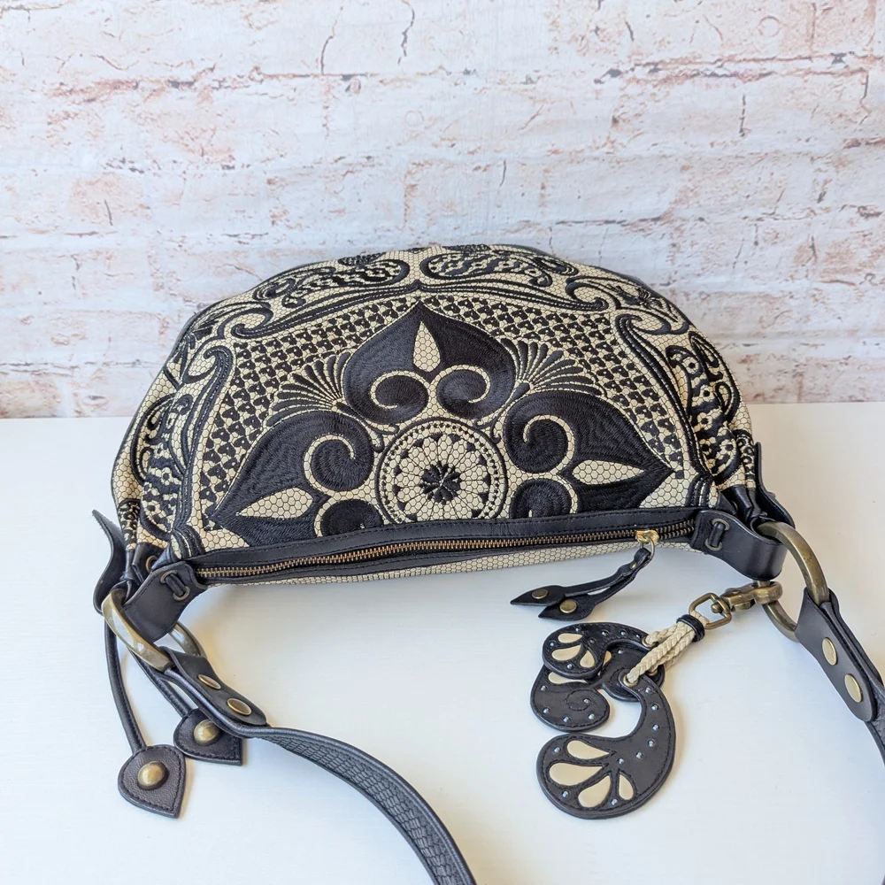 Isabella Fiore Black and Cream Shoulder Bag - Picture 11 of 14